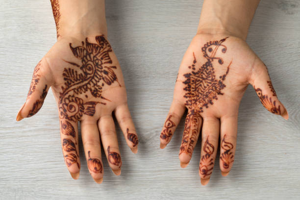 Latest Simple Mehndi Design: इस रक्षाबंधन अपके हाथों पर बहुत सुंदर लगेंगे ये मेहंदी डिजाइन 5 Istockphoto 1164172225 612X612 1