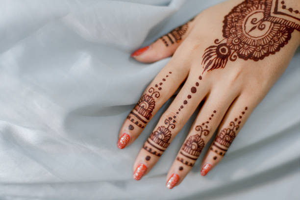 Latest Simple Mehndi Design: इस रक्षाबंधन अपके हाथों पर बहुत सुंदर लगेंगे ये मेहंदी डिजाइन 9 Istockphoto 1304457508 612X612 1