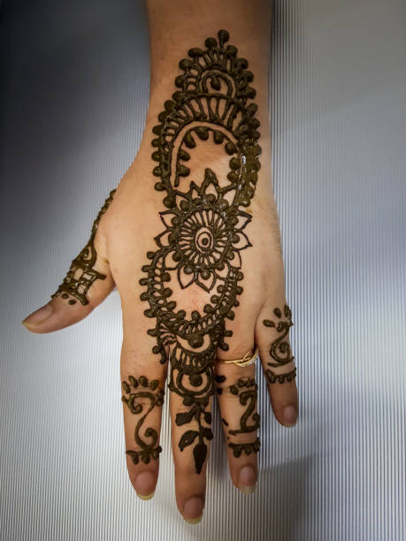Latest Simple Mehndi Design: इस रक्षाबंधन अपके हाथों पर बहुत सुंदर लगेंगे ये मेहंदी डिजाइन 8 Istockphoto 1343293806 612X612 1