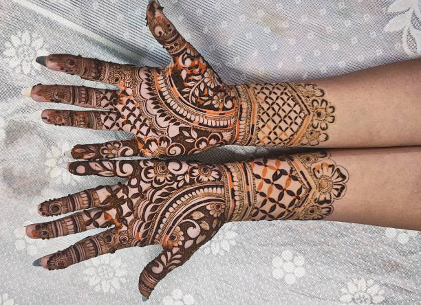 Latest Simple Mehndi Design: इस रक्षाबंधन अपके हाथों पर बहुत सुंदर लगेंगे ये मेहंदी डिजाइन 2 Istockphoto 1358965100 612X612 1 1
