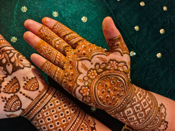 Latest Simple Mehndi Design: इस रक्षाबंधन अपके हाथों पर बहुत सुंदर लगेंगे ये मेहंदी डिजाइन 1 Istockphoto 1605676658 612X612 1