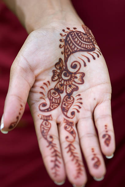 Latest Simple Mehndi Design: इस रक्षाबंधन अपके हाथों पर बहुत सुंदर लगेंगे ये मेहंदी डिजाइन 4 Istockphoto 174748311 612X612 2