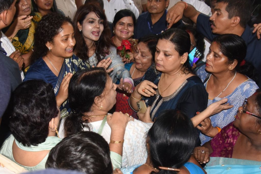 Photos: जमशेदपुर में कल्पना सोरेन के सामने हेमंत सोरेन ने कान पकड़कर किनसे मांगी माफी, जानें पूरा मामला 2 Kalpana Soren With Jmm Workers In Jamshedpur