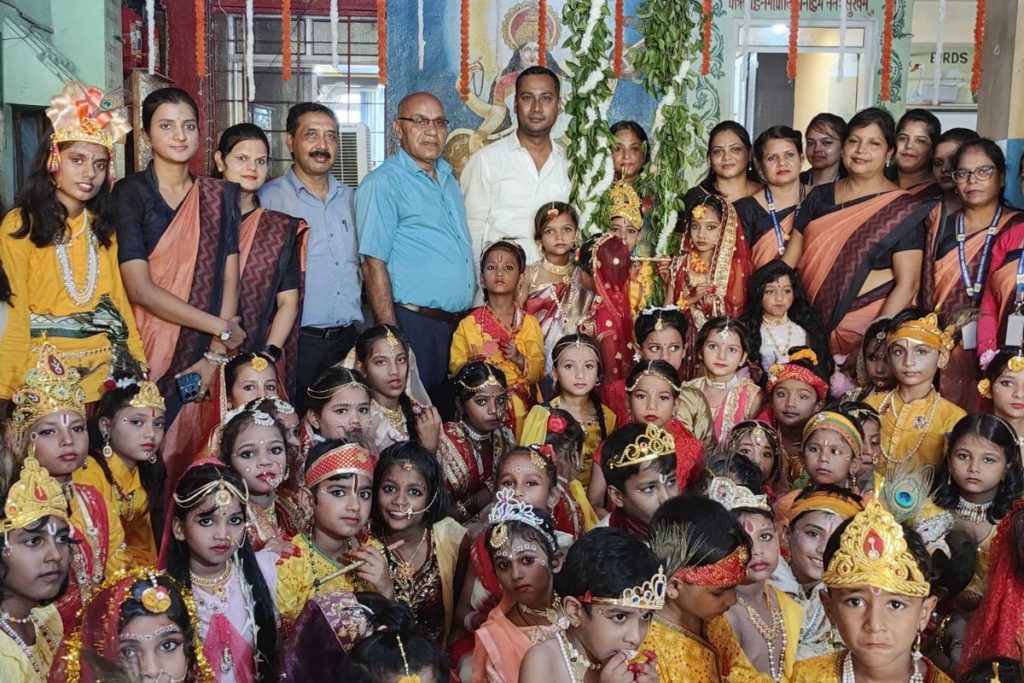गिरिडीह में श्रीकृष्ण जन्माष्टमी महोत्सव, गोप-ग्वालों की वेशभूषा नें शामिल हुए बच्चे 2 Krishna Janmastamai Giridih