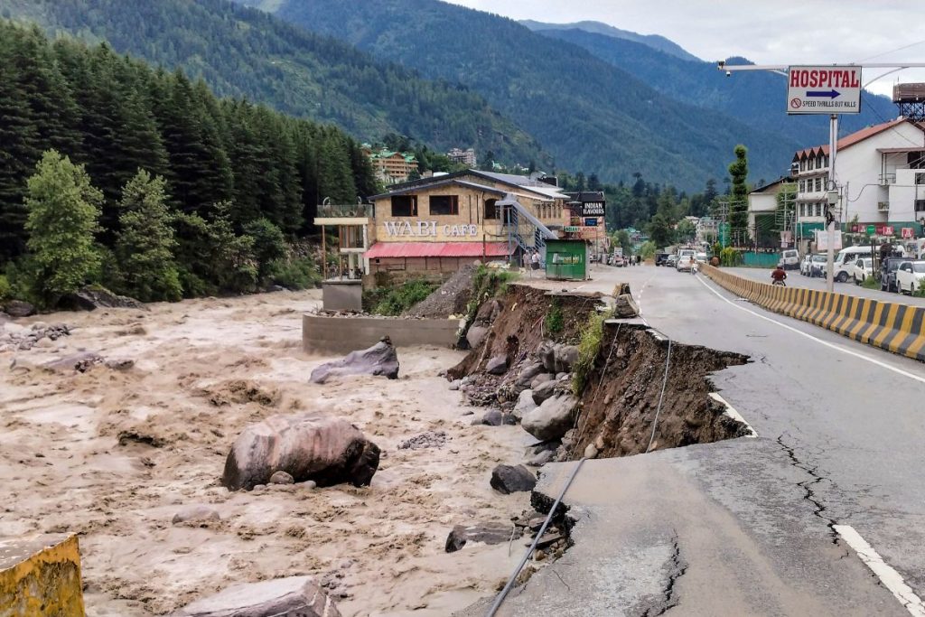 Himachal Cloudburst: हिमाचल प्रदेश में बादल फटने से भारी तबाही, 5 लोगों की मौत, 50 लापता 1 Kullu