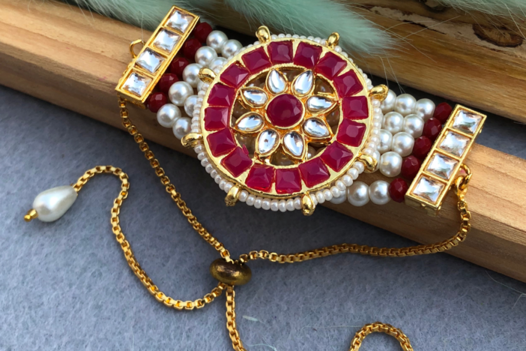 Rakhi For Bhabhi, Raksha Bandhan 2024 : रक्षाबंधन पर भाभी को बांधे ये डिजाइनर राखी 3 Kundan