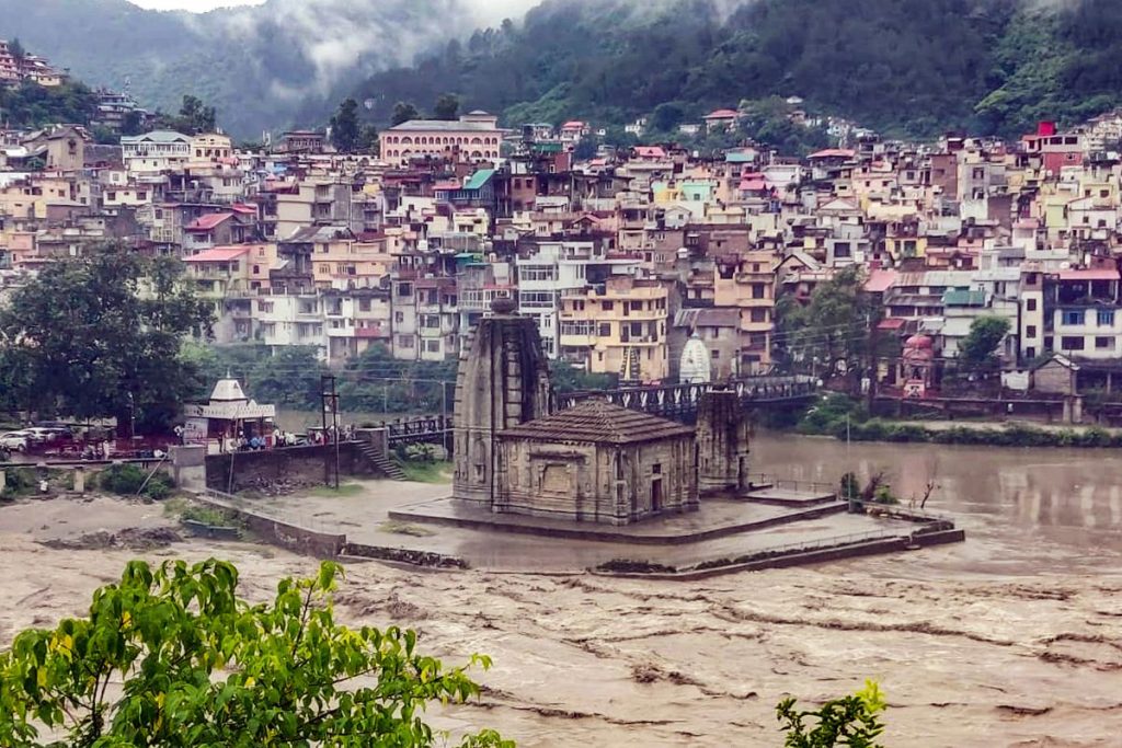 Himachal Cloudburst: हिमाचल प्रदेश में बादल फटने से भारी तबाही, 5 लोगों की मौत, 50 लापता 2 Mandi