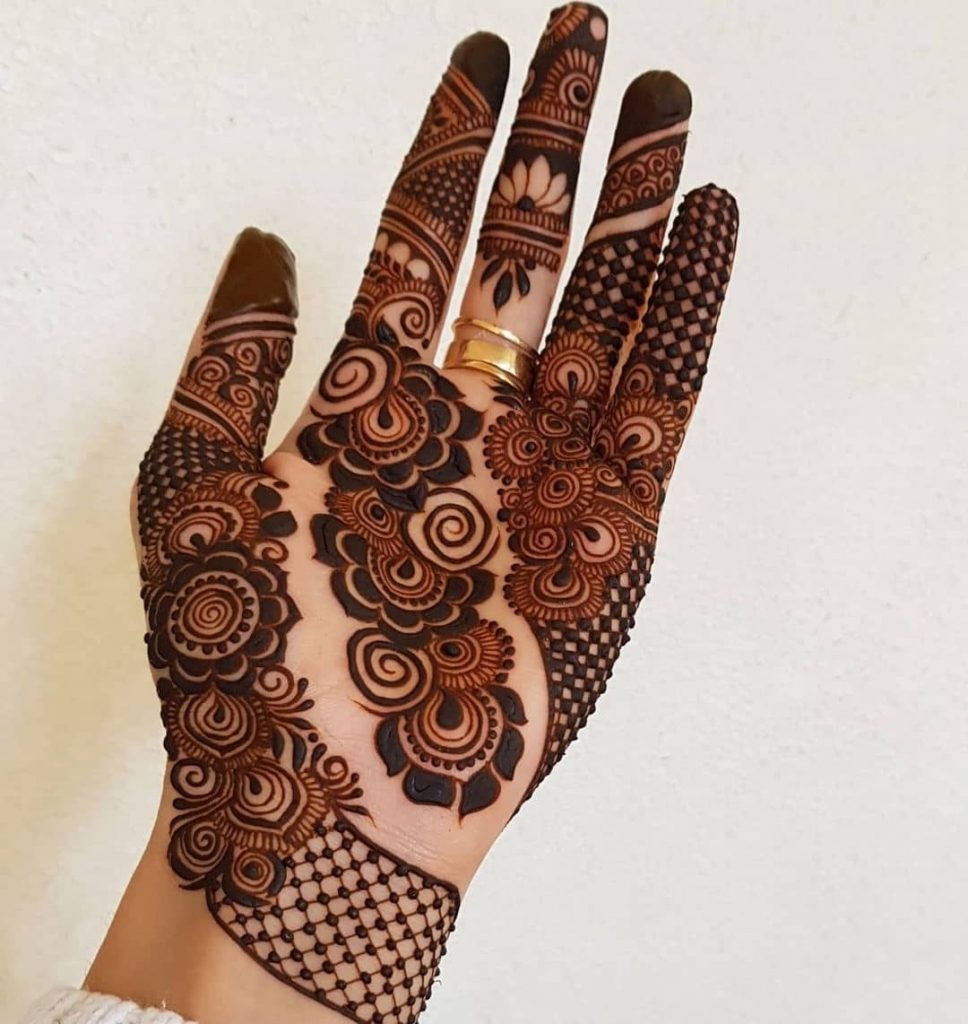Mehndi Hacks: मात्र 5 मिनट में सुखाएं मेहंदी और ऐसे करें काला, फॉलो करें ये टिप्स 1 Mehandi