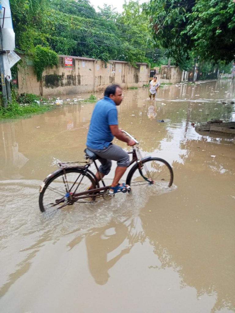 Photo: डूबी राजधानी, तैरते दिखे लोग, देखिए कैसा है पटना शहर का जल जमाव 4 Patna
