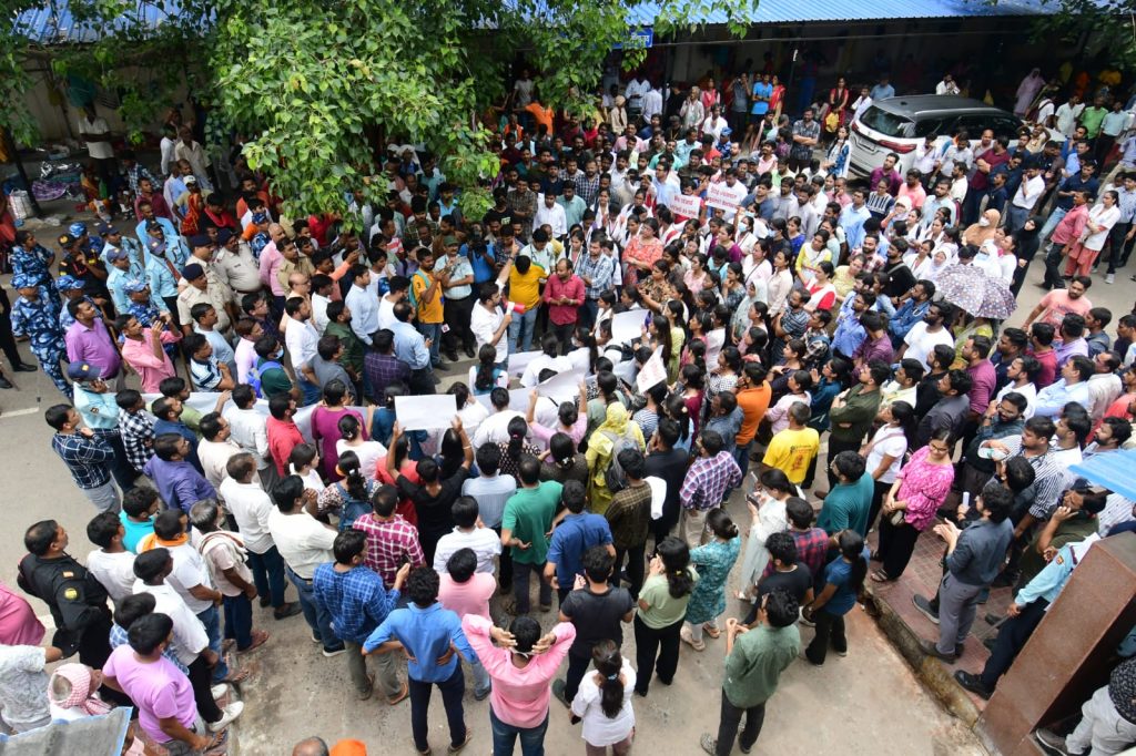 'वी वांट जस्टिस, नो सेफ्टी नो ड्यूटी' से गूंजा बेतिया का जीएमसीएच, Igims पटना में इमरजेंसी सेवा भी बंद… 2 Patna Igims