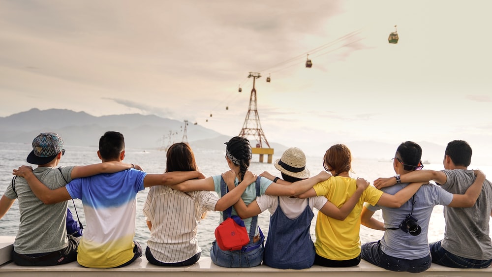 Happy Friendship Day 2024: यार की है यारी निभानी… दोस्तों के लिए कुछ खास लाइन और गाने, यहां से चुनें 2 Photo 1529156069898 49953E39B3Ac