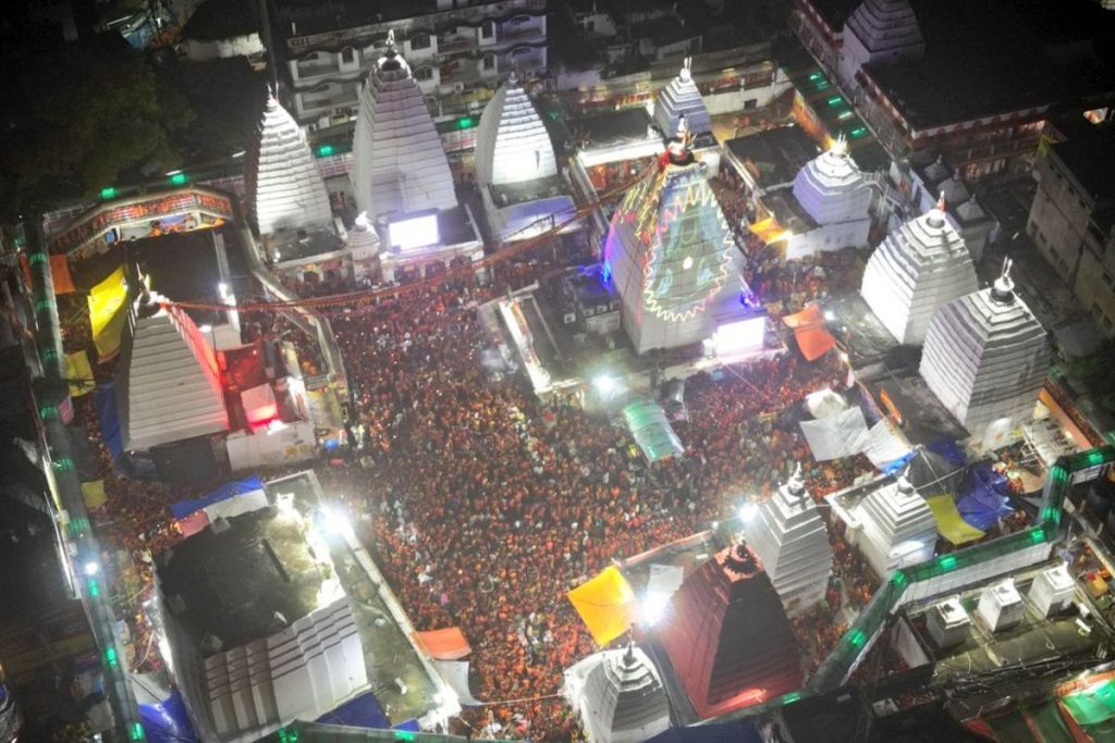 Shravani Mela : तीसरी सोमवारी पर देवघर में कांवरियों ने जिला प्रशासन और सरकार के खिलाफ क्यों की नारेबाजी? 1 Shravani Mela Deoghar Baba Dham Jharkhand