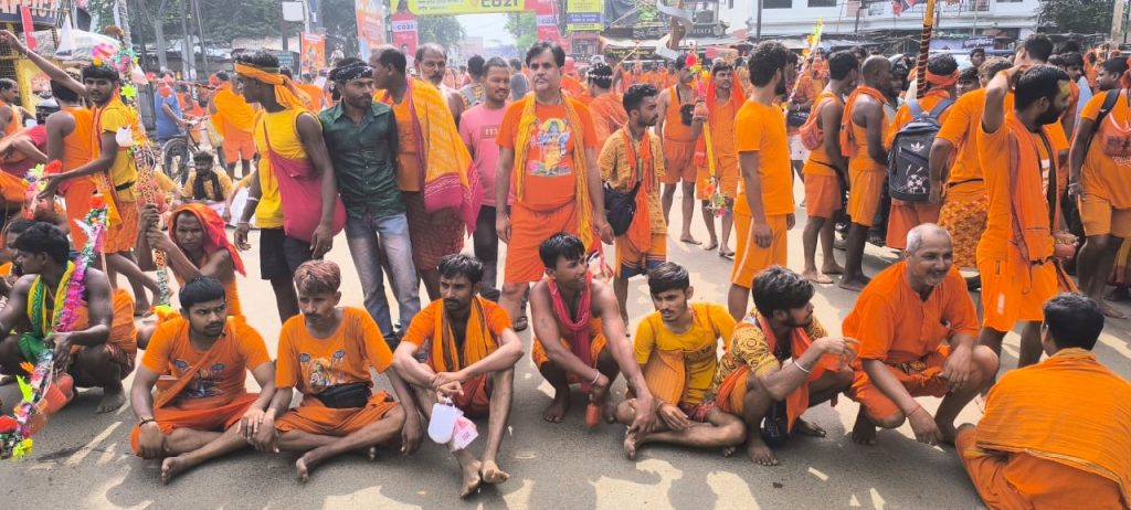 Shravani Mela : तीसरी सोमवारी पर देवघर में कांवरियों ने जिला प्रशासन और सरकार के खिलाफ क्यों की नारेबाजी? 4 Shravani Mela Kanwariya On Road