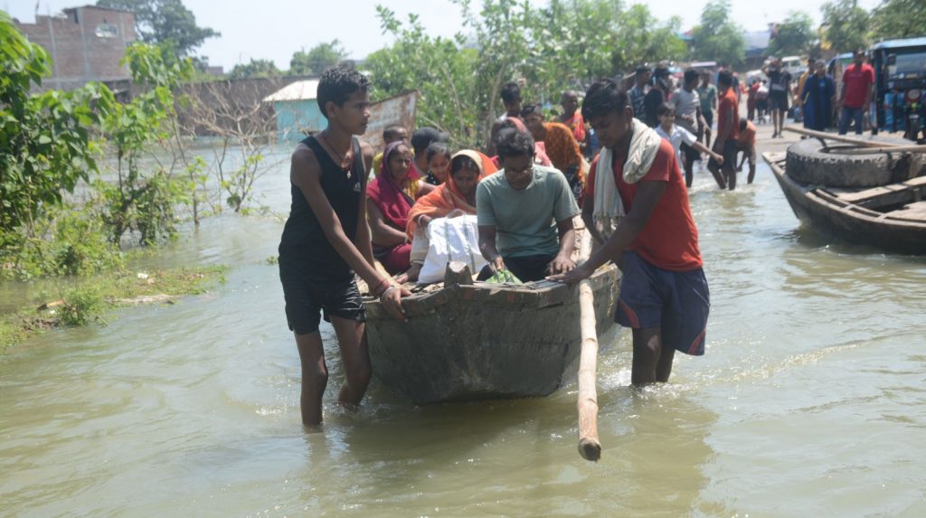 Bihar Flood: भागलपुर में बाढ़ से तबाही की तस्वीरें, सड़क पर बह रही गंगा, शहर में चल रही नाव... 12 01D13852 Adaa 4132 B1B2 4564588861Ff
