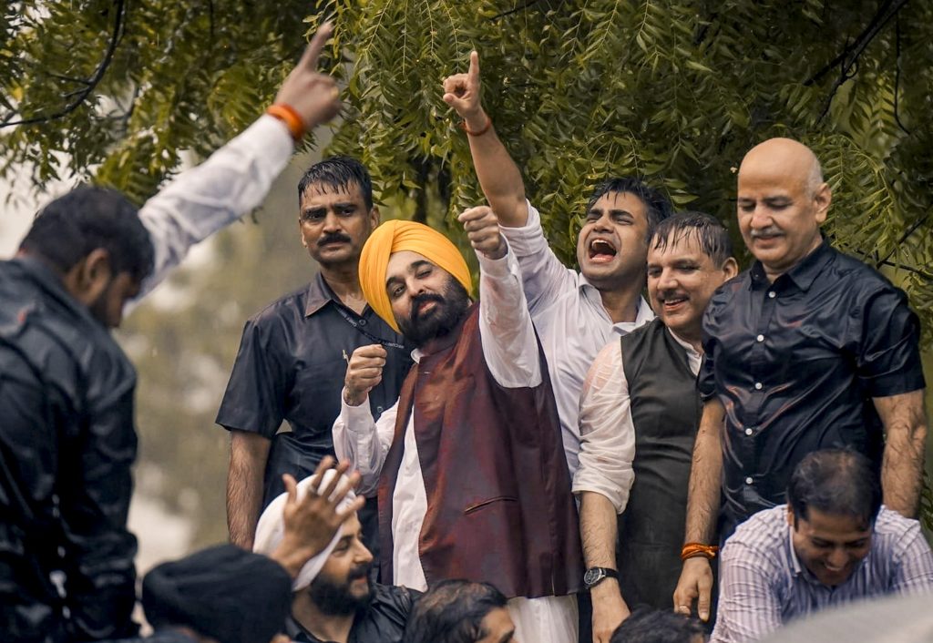 Arvind Kejriwal Bail: तिहाड़ से निकलकर गरजे केजरीवाल, कहा- 'जेल मुझे कमजोर नहीं कर सकती', Bjp पर भी बरसे 3 13091 Pti09 13 2024 000174B