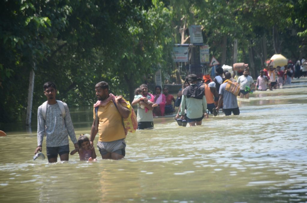 Bihar Flood: भागलपुर में बाढ़ से तबाही की तस्वीरें, सड़क पर बह रही गंगा, शहर में चल रही नाव... 13 13C07F60 Da86 4051 9F32 849A590Be17D