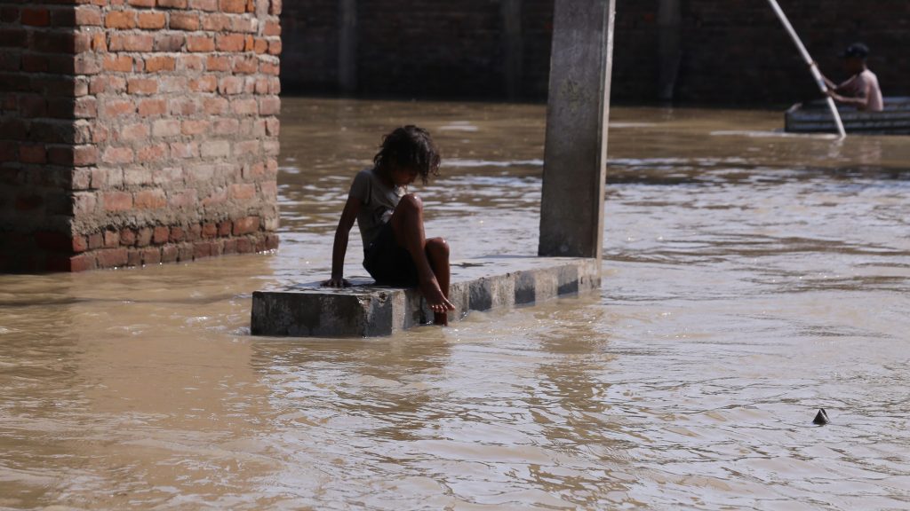 Bihar Flood: गंगा के रौद्र रूप से हाहाकार, स्लुईस गेट और पुल टूटा, मची भीषण तबाही 2 14 रजंनदीपुर गांव में घुसा पानी में मस्ती करते बच्चे