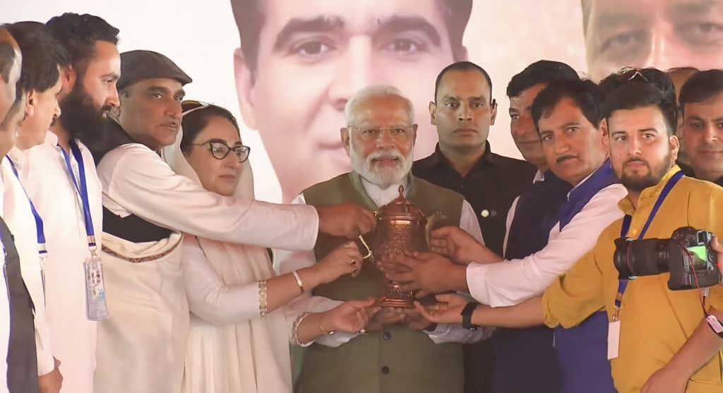 Pm Modi In Srinagar: श्रीनगर में पीएम मोदी ने कहा- तीन खानदान यहां कब्जा चाहते हैं 2 19091 Pti09 19 2024 000110A