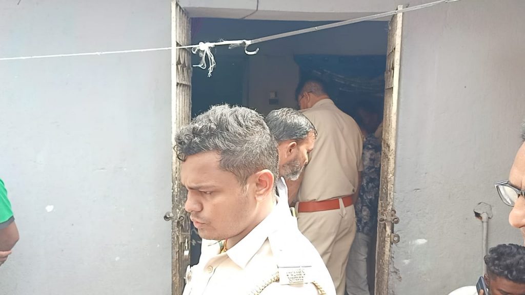 कपाली : शादी के सात माह बाद ही पत्नी की चापड़ से हत्या कर पति ने लगायी फांसी 2 2 Kapali 3