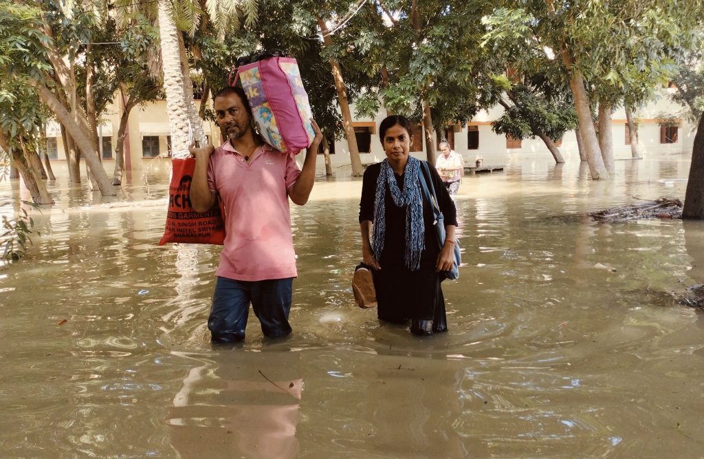 Bihar Flood News: भागलपुर के 100 से अधिक सरकारी स्कूलों में घुसा बाढ़ का पानी, विश्वविद्यालय भी हुआ जलमग्न 4 20Bha 66 20092024 6
