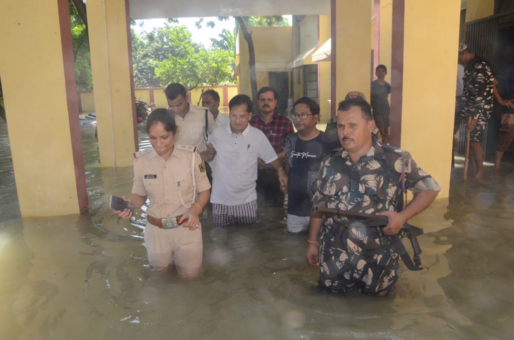 Photos: भागलपुर में सड़क पर चल रही नाव, Nh-80 भी डूबा, गंगा की तबाही देखिए... 11 20Bha 72 20092024 6