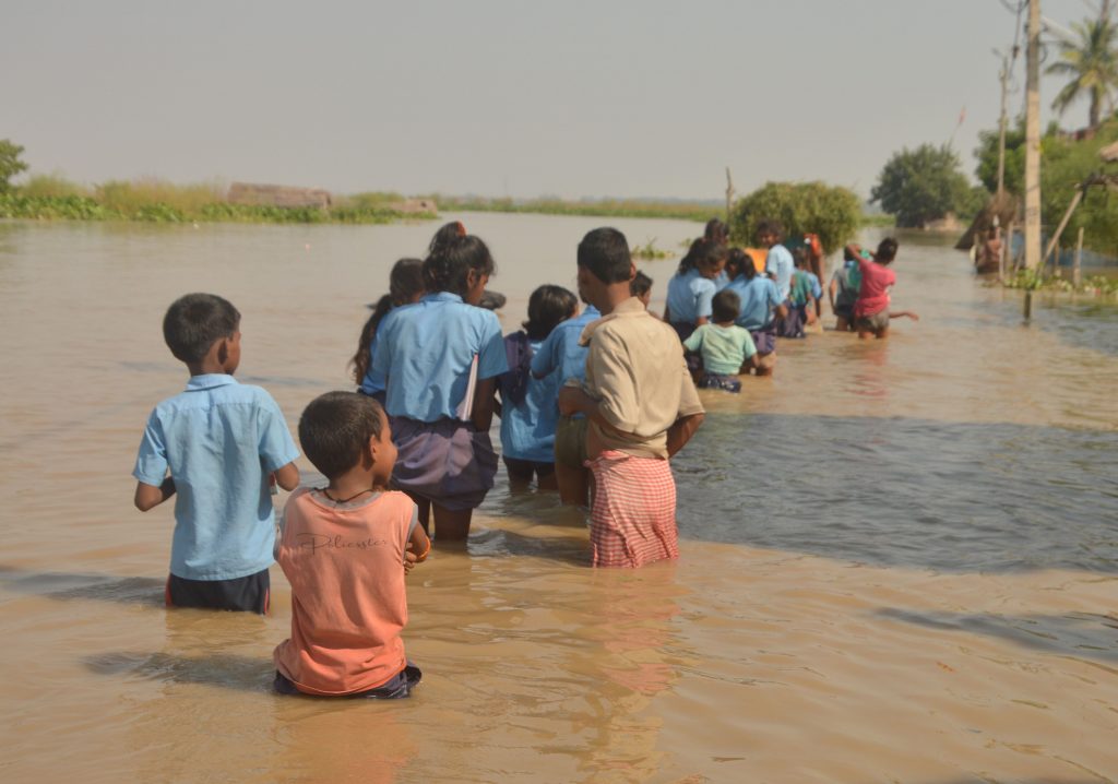 Bihar Flood News: भागलपुर के 100 से अधिक सरकारी स्कूलों में घुसा बाढ़ का पानी, विश्वविद्यालय भी हुआ जलमग्न 1 20Bha 94 20092024 6