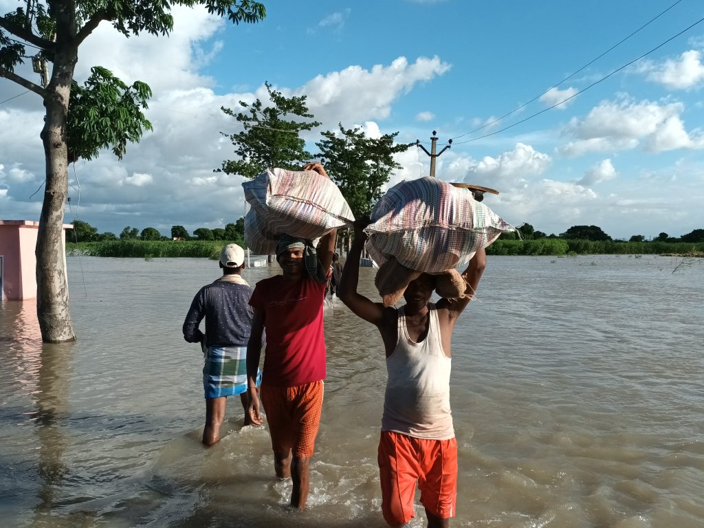 Bihar Flood: भागलपुर में बाढ़ से तबाही की तस्वीरें, सड़क पर बह रही गंगा, शहर में चल रही नाव... 14 21Bha Mb 1 21092024 6