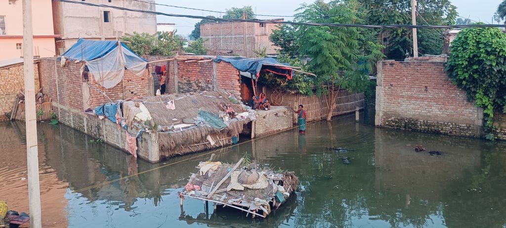 Bihar Flood: भागलपुर में बाढ़ से तबाही की तस्वीरें, सड़क पर बह रही गंगा, शहर में चल रही नाव... 15 21Bha Mb 3 21092024 6