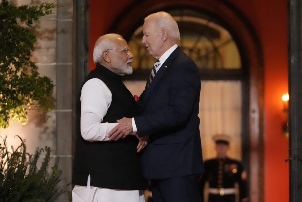 Pm Modi Gift: पीएम मोदी ने जो बाइडेन को दिया चांदी का यह चमचमाता उपहार, लिखी हुई थी खास बात 1 22091 Ap09 22 2024 000002B