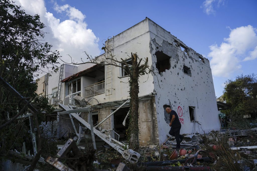 Israel Attack On Lebanon : जल्दी बिल्डिंग खाली करो, इतना कहने के बाद इजराइल ने हिज्बुल्ला के ठिकानों पर बरसाए बम 2 22091 Ap09 22 2024 000226B