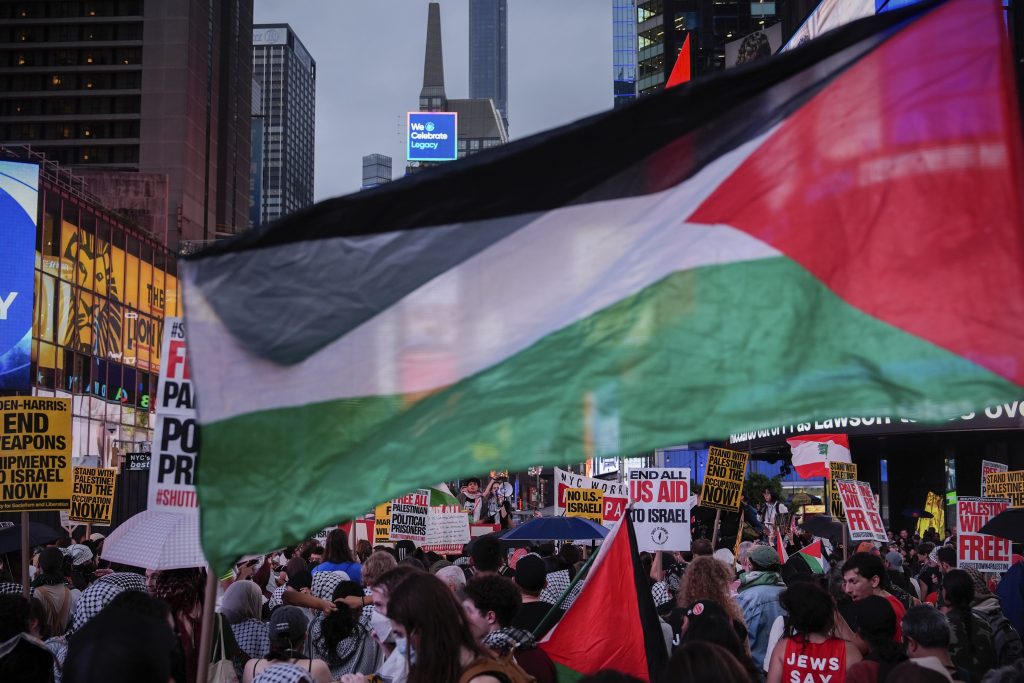 Israel Lebanon War: लेबनान से कई गुना ज्यादा ताकतवर है इजराइल, सीधी जंग में कितनी देर ठहर सकती है लेबनान की सेना 3 Israel Lebanon War: इजराइल और हिजबुल्लाह आमने-सामने खड़े हैं. दोनों एक दूसरे पर हमला कर रहे हैं. ऐसे में अगर इजराइल और लेबनान में पूर्ण युद्ध छिड़ता है तो किसका पलड़ा भारी है. एक नजर डालते हैं दोनों देशों की सैन्य क्षमताओं और हथियारों के जखीरे पर.