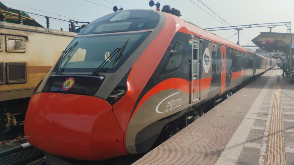Vande Bharat Train: पहली बार भागलपुर जंक्शन पहुंची वंदे भारत ट्रेन, ट्रायल रन आज, देखिए तस्वीरें... 2 27699De3 02D4 42Be A1B1 A9B20A4D1287