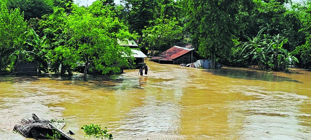 Photos: सुपौल में कोसी से तबाही की 20 तस्वीरें देखिए, सुबह होते ही मचा कोहराम, घर छोड़कर भागे लोग 20 29Sau 21 29092024 64 C641Bha103040479