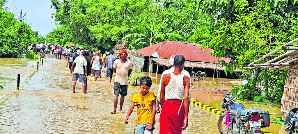 Photos: सुपौल में कोसी से तबाही की 20 तस्वीरें देखिए, सुबह होते ही मचा कोहराम, घर छोड़कर भागे लोग 12 29Sau 27 29092024 64 C641Bha103040479
