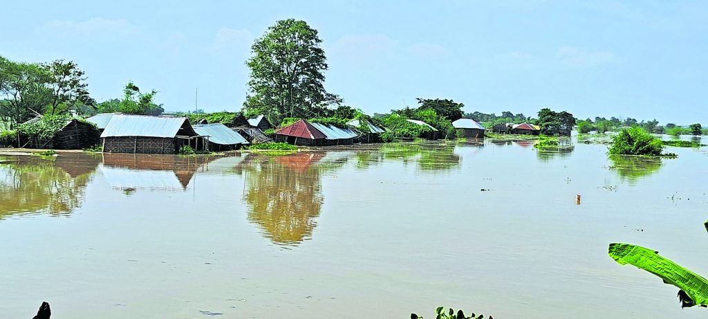 Photos: सुपौल में कोसी से तबाही की 20 तस्वीरें देखिए, सुबह होते ही मचा कोहराम, घर छोड़कर भागे लोग 10 29Sau 31 29092024 64 C641Bha103040479