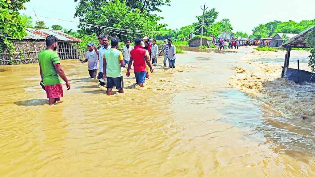 Photos: सुपौल में कोसी से तबाही की 20 तस्वीरें देखिए, सुबह होते ही मचा कोहराम, घर छोड़कर भागे लोग 2 29Sau 36 29092024 64 C641Bha103040479
