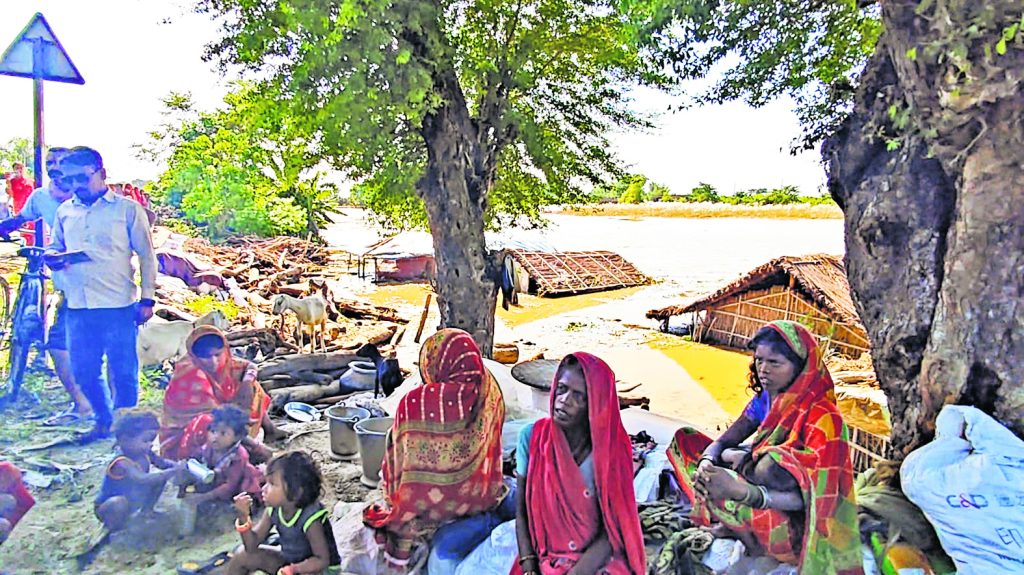 Photos: सुपौल में कोसी से तबाही की 20 तस्वीरें देखिए, सुबह होते ही मचा कोहराम, घर छोड़कर भागे लोग 7 29Sau 41 29092024 64 C641Bha103040481