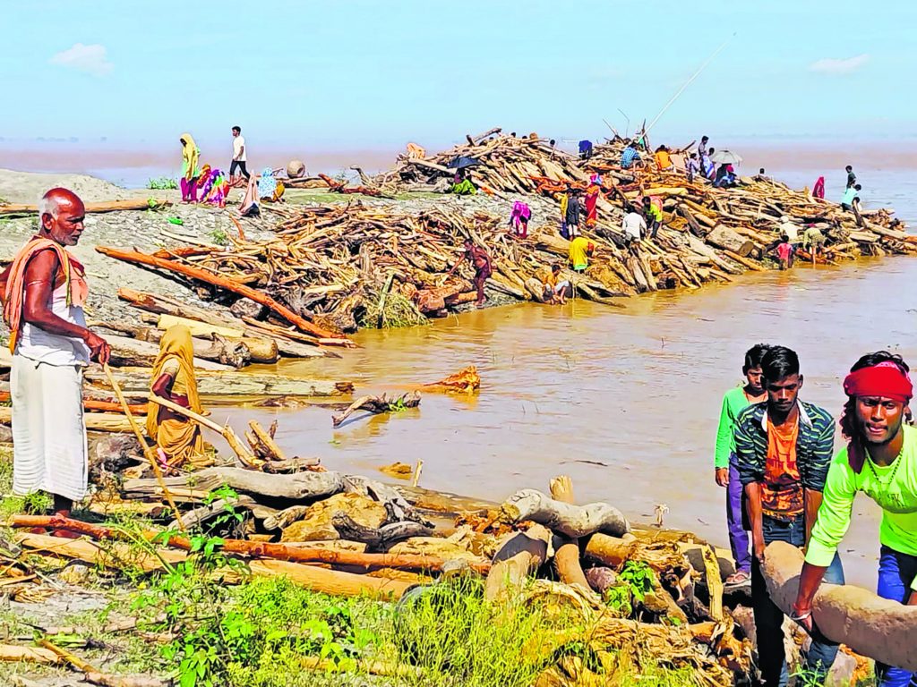Photos: सुपौल में कोसी से तबाही की 20 तस्वीरें देखिए, सुबह होते ही मचा कोहराम, घर छोड़कर भागे लोग 13 29Sau 42 29092024 64 C641Bha103040483
