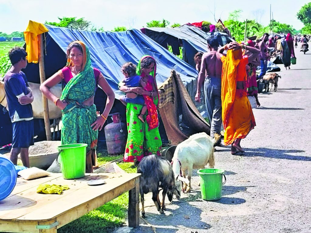 Photos: सुपौल में कोसी से तबाही की 20 तस्वीरें देखिए, सुबह होते ही मचा कोहराम, घर छोड़कर भागे लोग 8 29Sau 44 29092024 64 C641Bha103040483