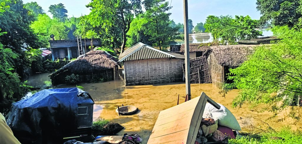 Photos: सुपौल में कोसी से तबाही की 20 तस्वीरें देखिए, सुबह होते ही मचा कोहराम, घर छोड़कर भागे लोग 18 29Sau 4 29092024 64 C641Bha103040459