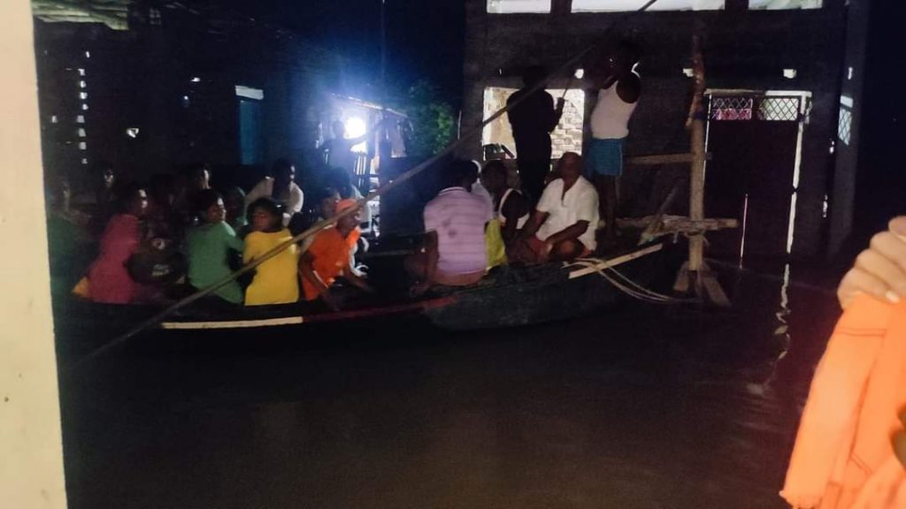 Bihar Flood: भागलपुर में बाढ़ से तबाही की तस्वीरें, सड़क पर बह रही गंगा, शहर में चल रही नाव... 24 446A2Be8 92Cd 4893 8D92 Dab843B746D2
