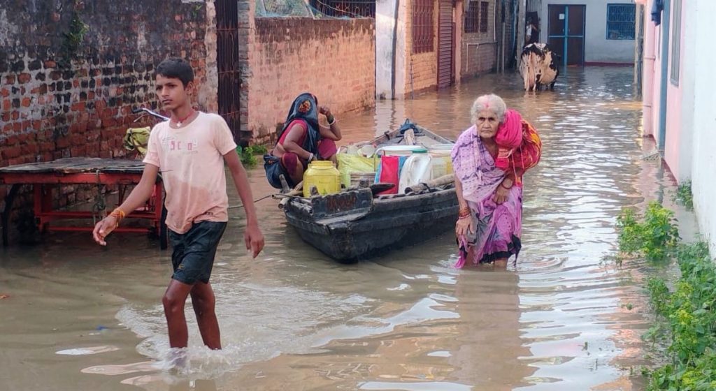 Bihar Flood: भागलपुर में बाढ़ से तबाही की तस्वीरें, सड़क पर बह रही गंगा, शहर में चल रही नाव... 5 448C03Dd 3Fc7 46Af 9E33 Ebe5D3C2F0C9