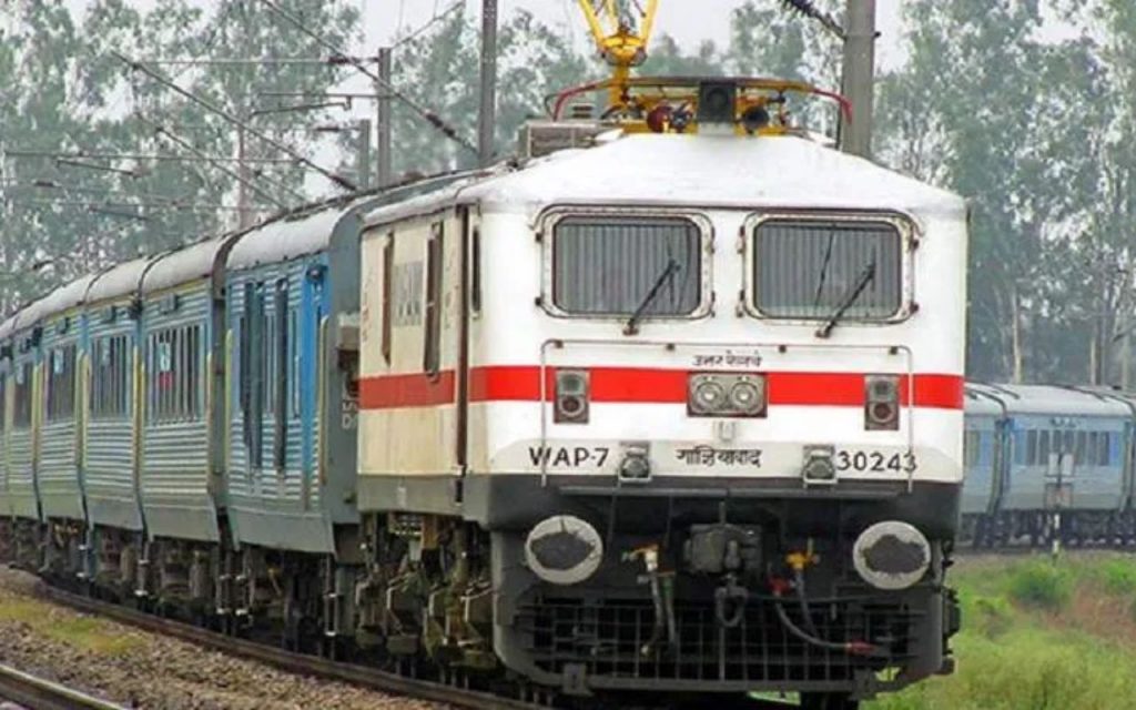 छठ पर घर जाने वालों को रेलवे ने दिया तोहफा, दिल्ली से बिहार के लिए हफ्ते में दो दिन चलेगी स्पेशल ट्रेन 1 64