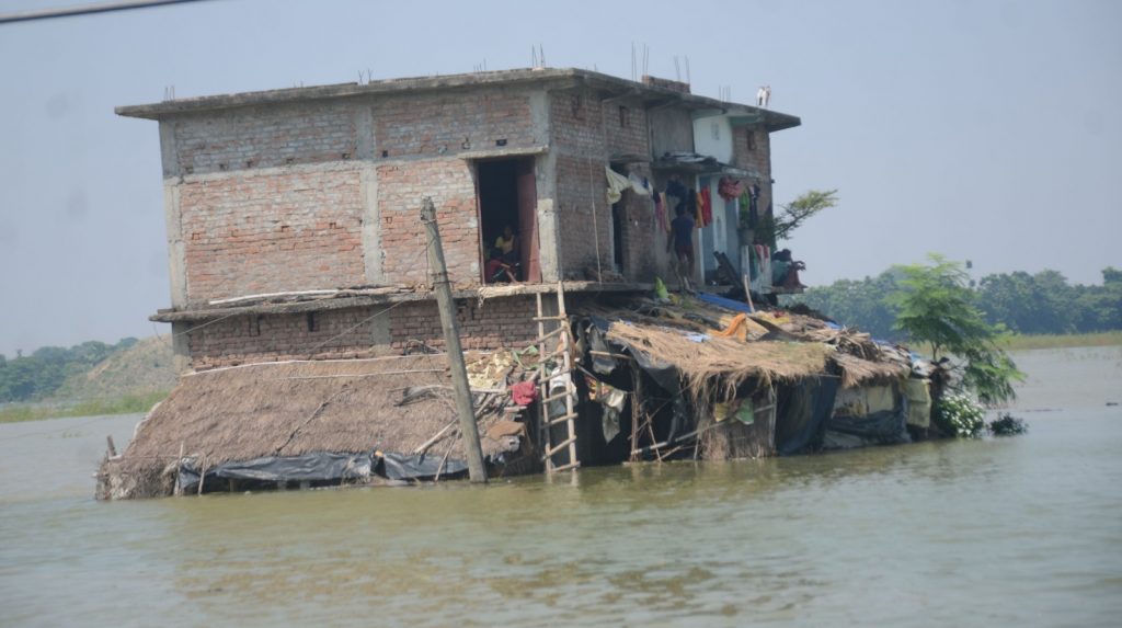 Bihar Flood: भागलपुर में बाढ़ से तबाही की तस्वीरें, सड़क पर बह रही गंगा, शहर में चल रही नाव... 7 8Eaf61C2 1874 4Ea9 9231 C548694D5D25