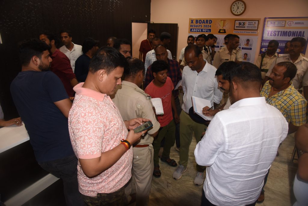 बिरसानगर : कोचिंग सेंटर के कांच पर फायरिंग की आशंका, टूटे कांच से शिक्षक जख्मी 3 9 Uma 16