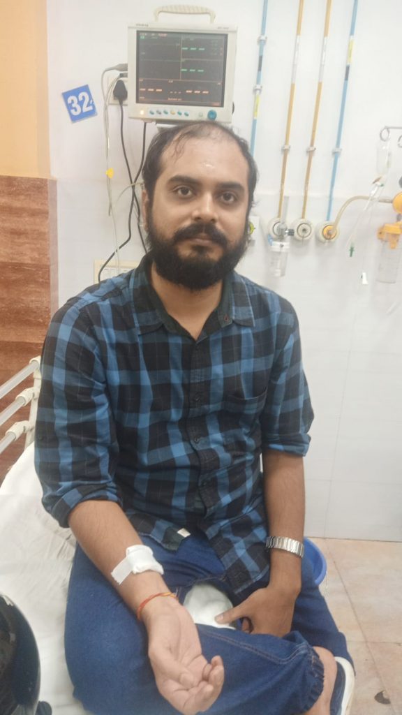 बिरसानगर : कोचिंग सेंटर के कांच पर फायरिंग की आशंका, टूटे कांच से शिक्षक जख्मी 1 9 Uma 18