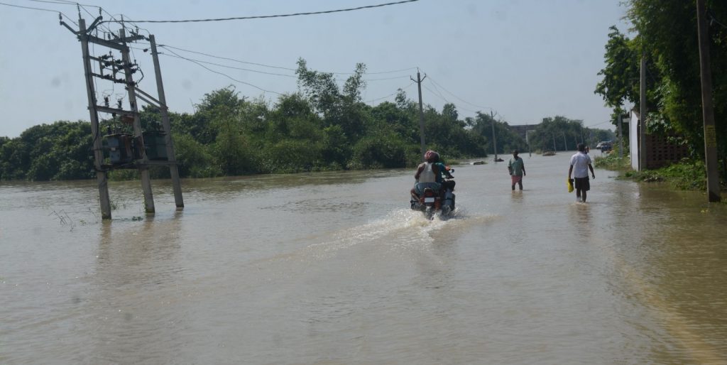 Bihar Flood: भागलपुर में बाढ़ से तबाही की तस्वीरें, सड़क पर बह रही गंगा, शहर में चल रही नाव... 8 9C106177 3198 4Ddc Be76 116Be01A46B8