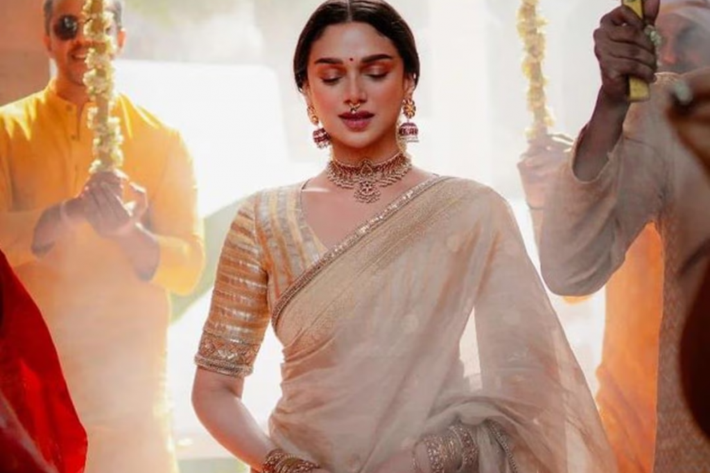 Aditi Rao Hydari Kundan Earring Style For Wedding: अपनाएं अदिति राव हैदरी के कुंदन इयररिंग्स स्टाइल, बनें खूबसूरती की मिसाल 6 Aditi Rao Hydari