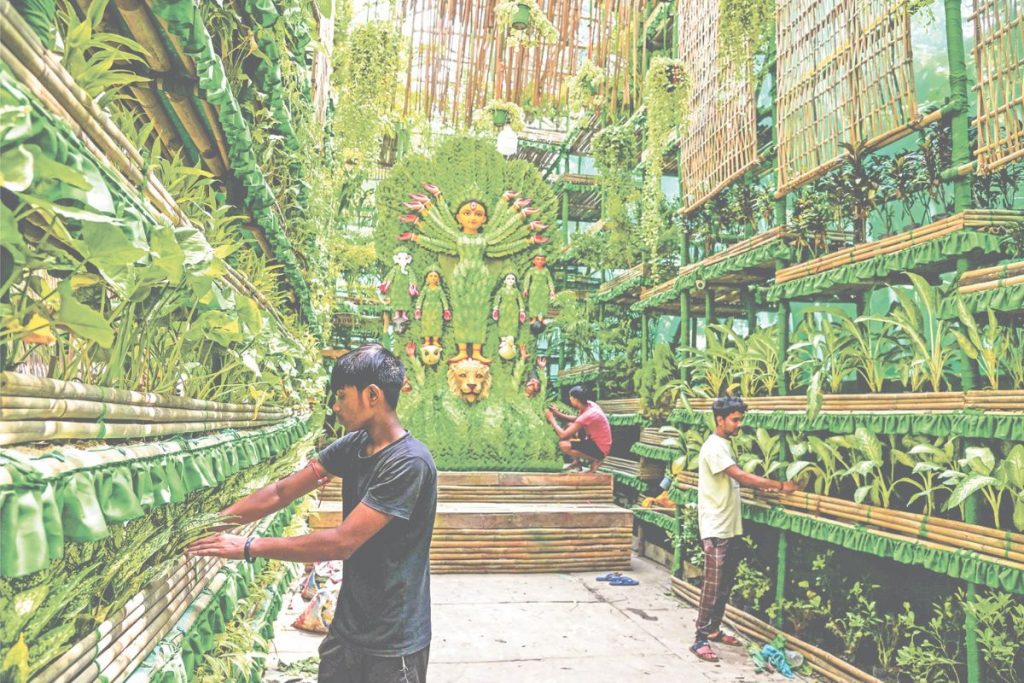Durga Puja 2024 : कोलकाता में पौधों से तैयार की गई है मां दुर्गा की प्रतिमा,बनी लोगों के आकर्षण का केंद्र 1 Durga Puja 33 1