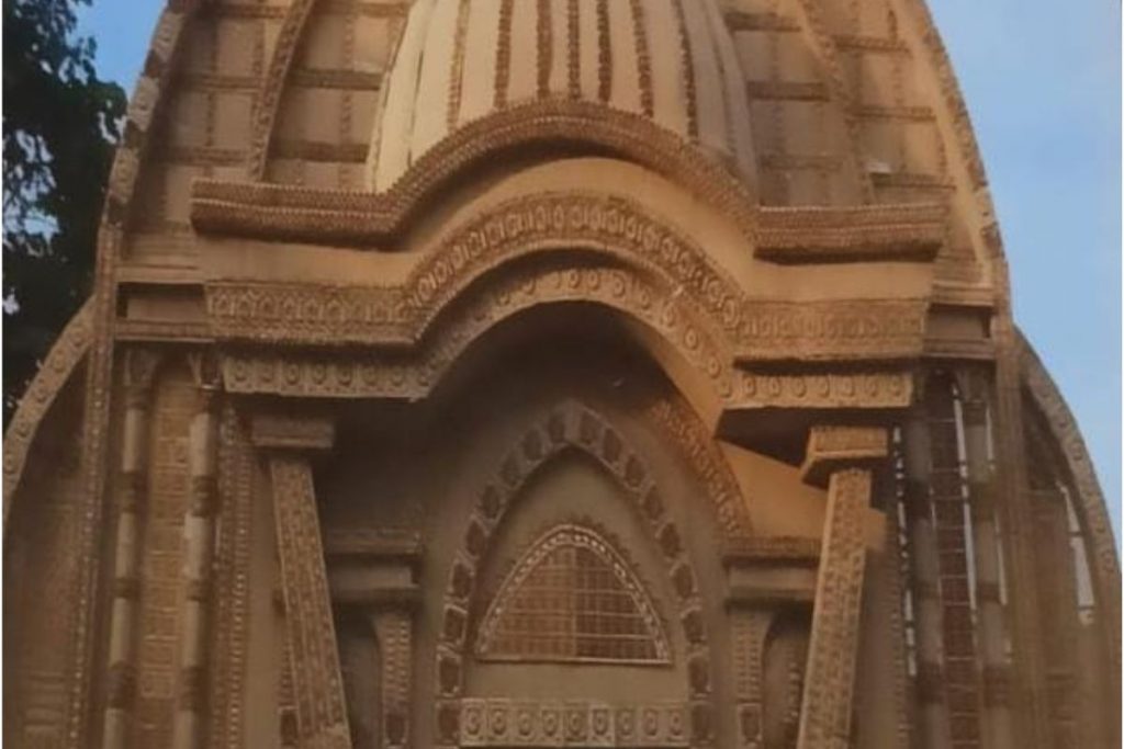 Durga Puja 2024 : हावड़ा में दिखेगी दुर्गापूजा के दौरान अनुपयोगी सामान से तैयार की गई प्राचीन मंदिर 1 Durga Puja 3322 1